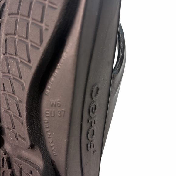 OOFOS Women’s Size 6 Recovery Oolala Luxe Shiny Black Comfort Thong Sandals